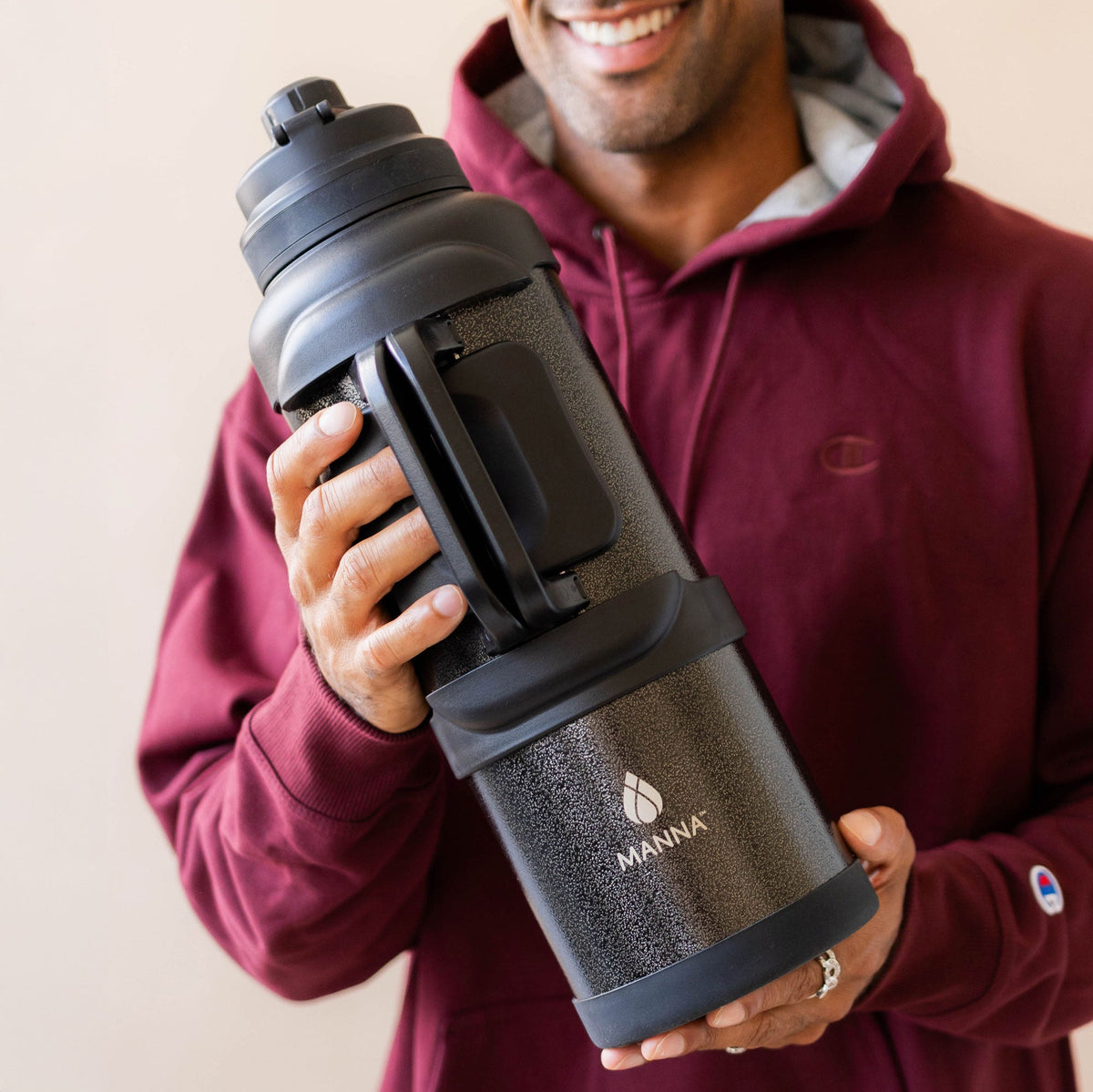 4l-titan-bottle-135-oz-i3 5Manna_Website_Lifestyles-29.jpg
